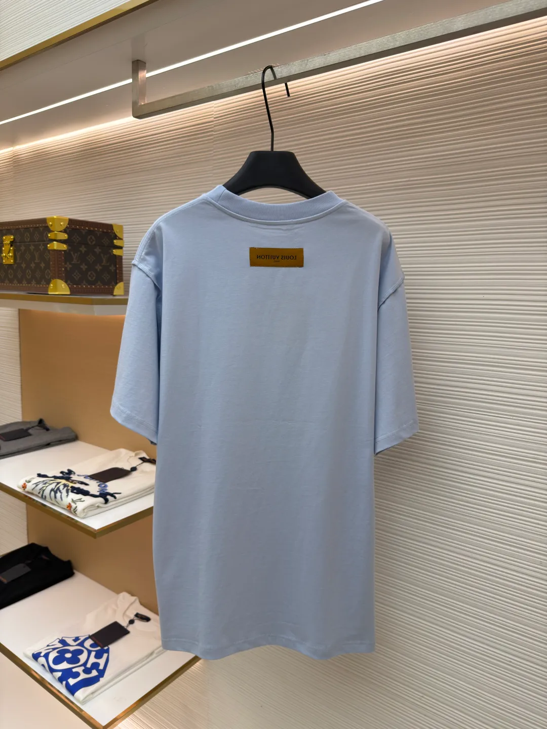 LOUISVUITTON embossed small label T-shirt ●Authentic product: purchased and developed by 6311 ●Item number: 1682338-A00 ●Fabric: pure cotton fabric ●Technology: embossed production ●Version: fitted version ●Weight: about 315 grams ●Size: XS-S-M-L ●Description: Fabric is 40S/2 Double-strand smooth cotton plain weave, dust-free wool processing; matching 40s single-strand combed cotton, 280g cylindrical machine rib. The front panel is stamped and filled. After low-temperature stamping with a steel stamp, the inside is filled with foam cotton. The bottom surface is directly sealed with low-temperature hot melt glue at 80 degrees Celsius. The integrated machine operation makes the relief pattern three-dimensional and full and stylish. High-quality products require natural and beautiful products. The overall wiring is straight and delicate, the fabric is comfortable and soft, and the color is consistent without color difference. It can be matched with the same style to create a fashionable look and control various occasions. Customized accessories, complete with three standards, same style for men and women!